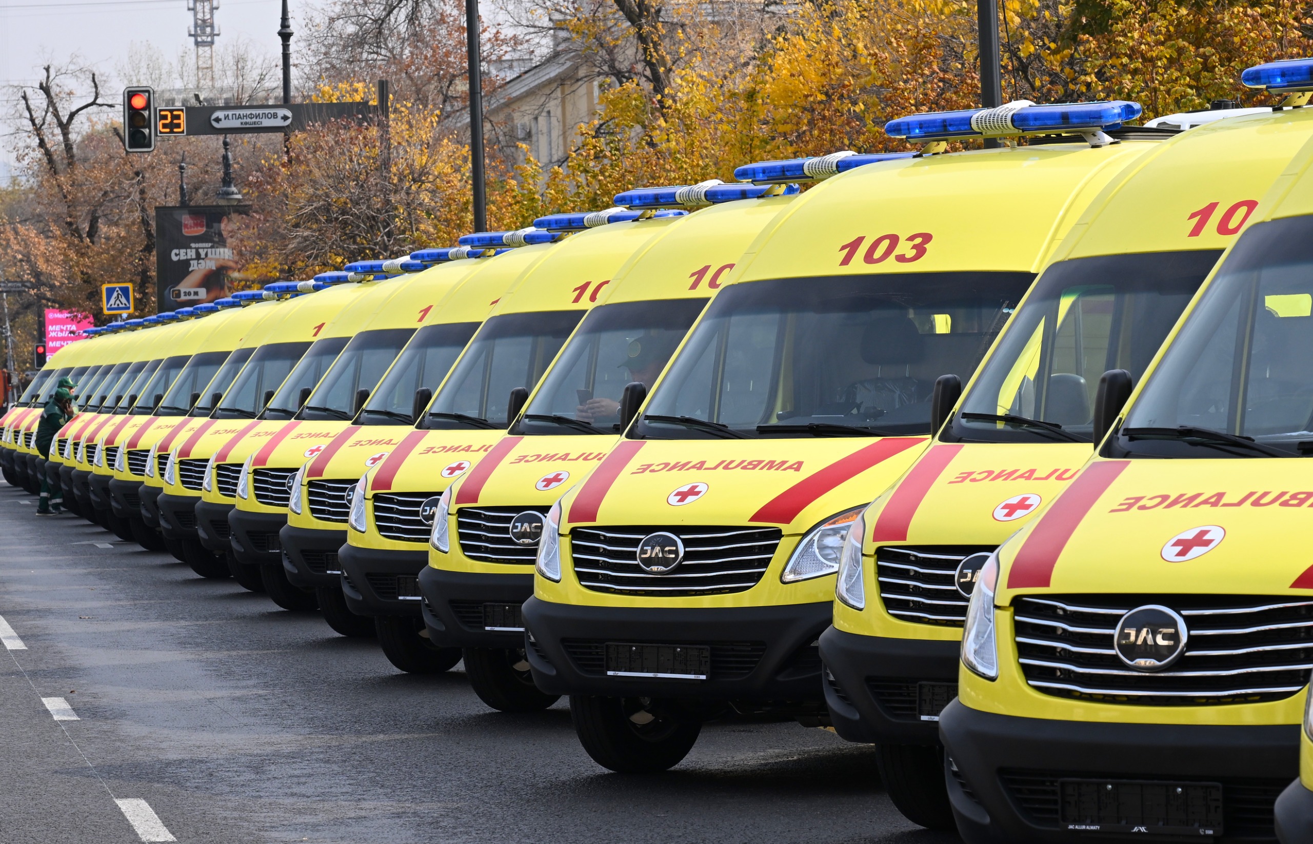 Алматы қаласында жаңа жедел жәрдем қызметтік  автокөліктерінің кілті табысталды.