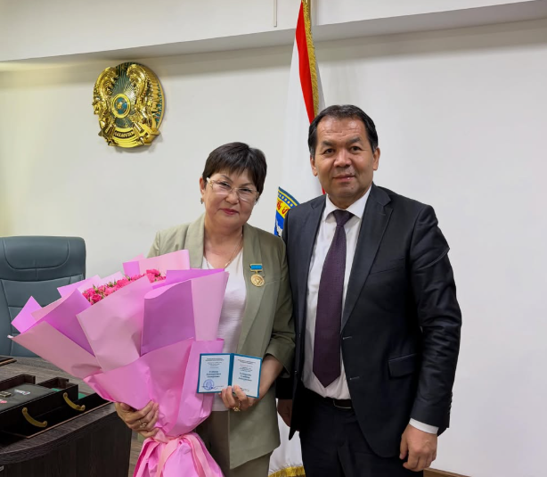 Көп жылғы еңбегі мен кәсібіне деген адалдығы үшін