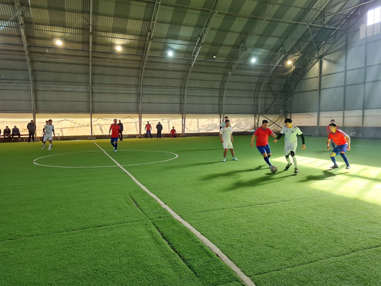 Спорт и достық: Алматыда медицина қызметкерлері арасында «AQNIET» кәсіподағының қолдауымен мини-футбол турнирі өтеді