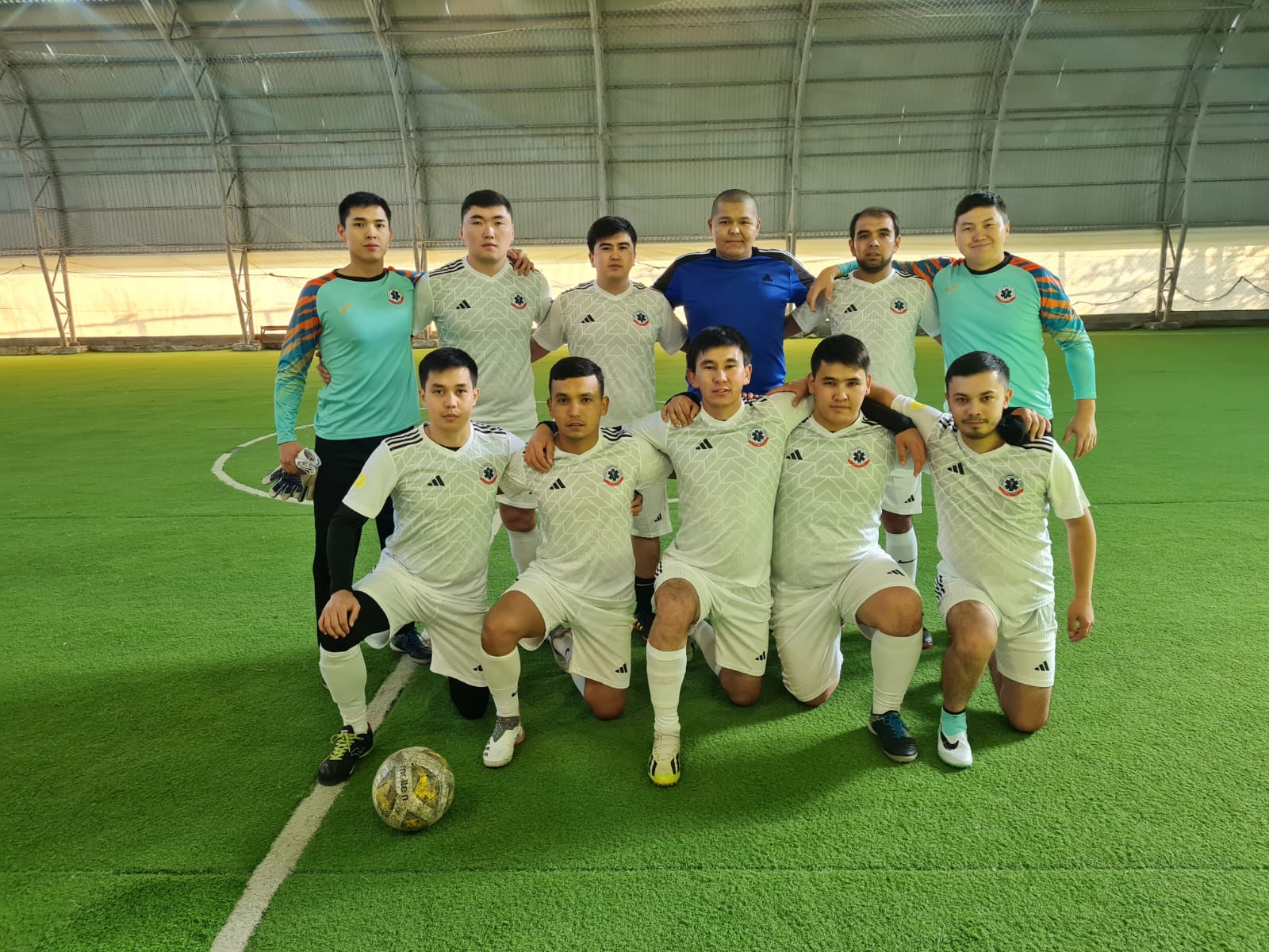 Спорт и достық: Алматыда медицина қызметкерлері арасында «AQNIET» кәсіподағының қолдауымен мини-футбол турнирі өтеді